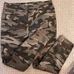 Camouflage ankle pant large